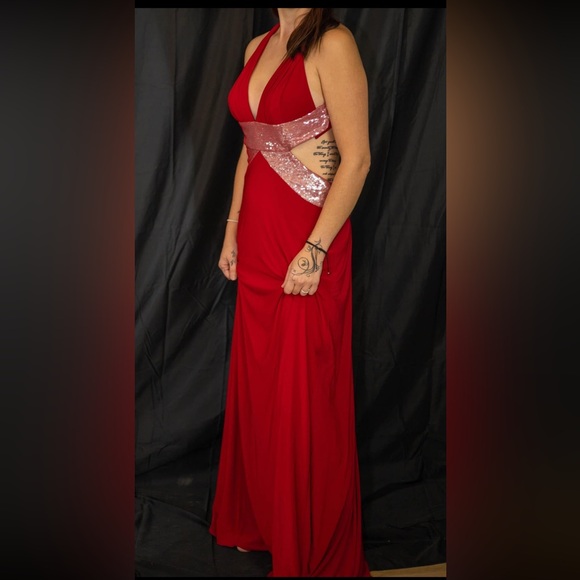The perfect red dress for prom - Picture 2 of 3